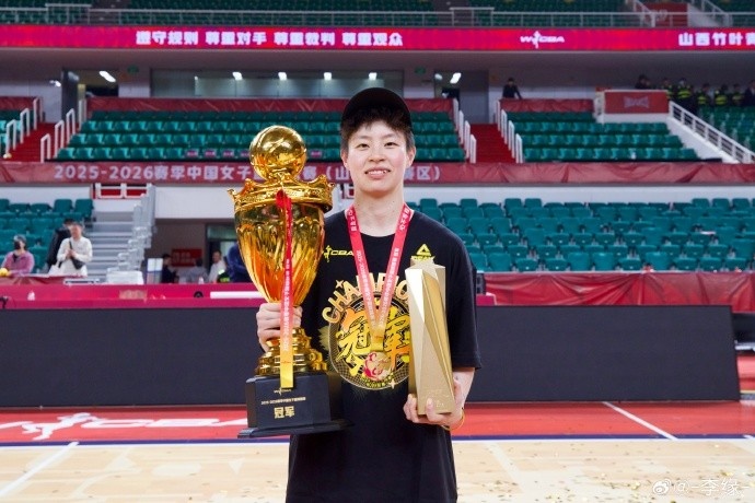 爱游戏体育-荣膺FMVP！李缘晒照：安静地做 成功了说！🏆🏆🏆